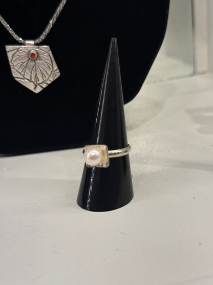 Leigh Roberts: Sterling + White Pearl Ring