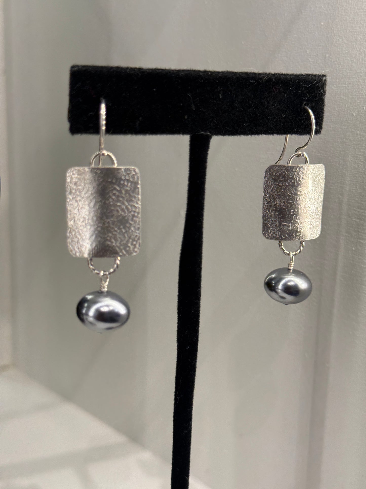 Leigh Robert: Sterling Squares w. Clam Pearls